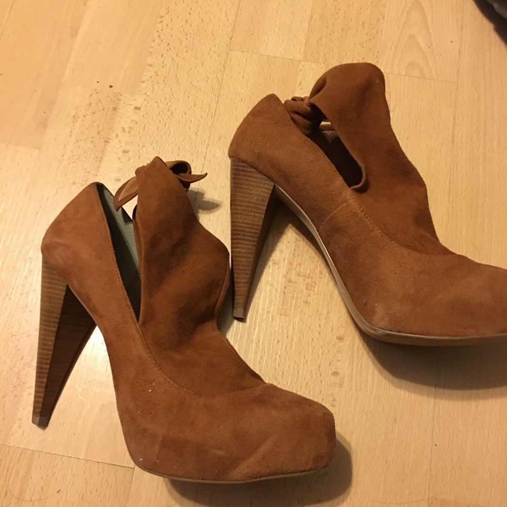 Shoes - Picture 3 of 7